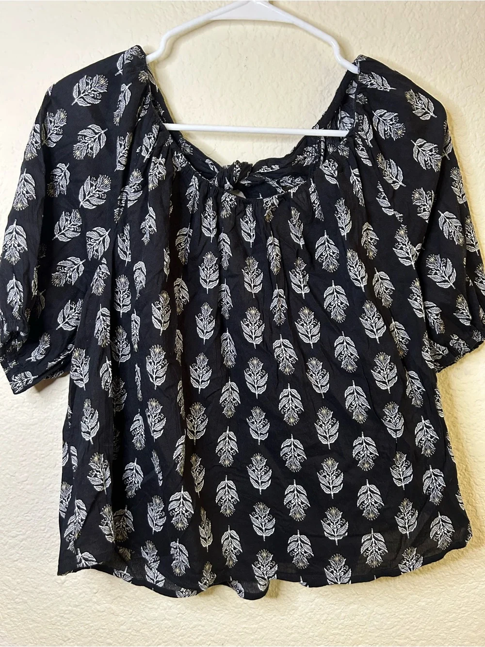 Old Navy Black Floral Tie-Neck Puff‎ Sleeve Blouse Medium Aztec Picnic Summer
